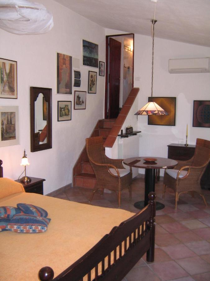 Studio-Appartment In Landhaus Mit Meerblick Porto Azzurro Bagian luar foto