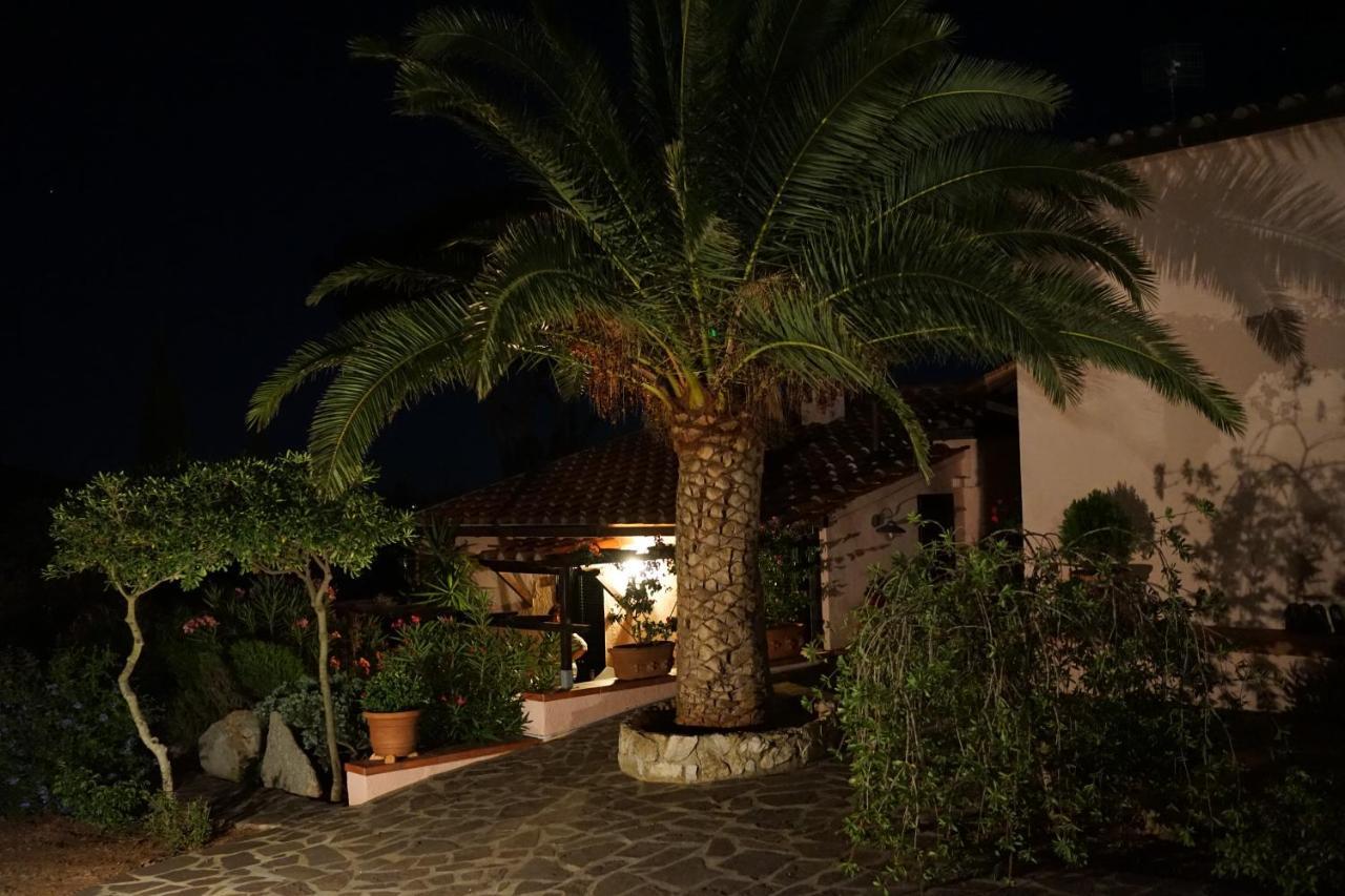 Studio-Appartment In Landhaus Mit Meerblick Porto Azzurro Bagian luar foto